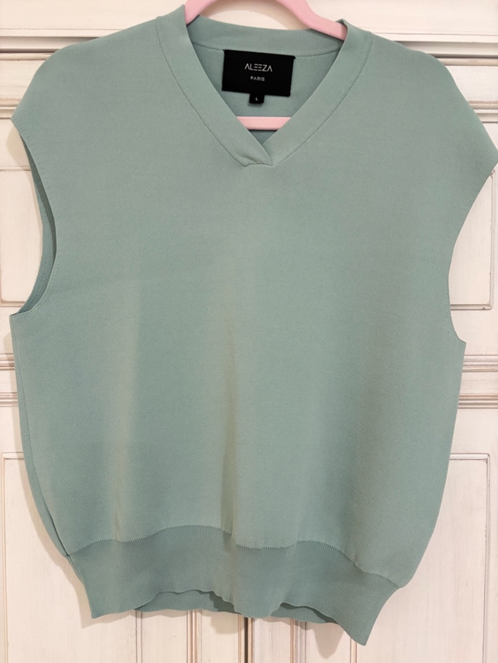 New Never worn SZ L Aleeza Paris Sleeveless V-Neck Knit Top in Sage Green